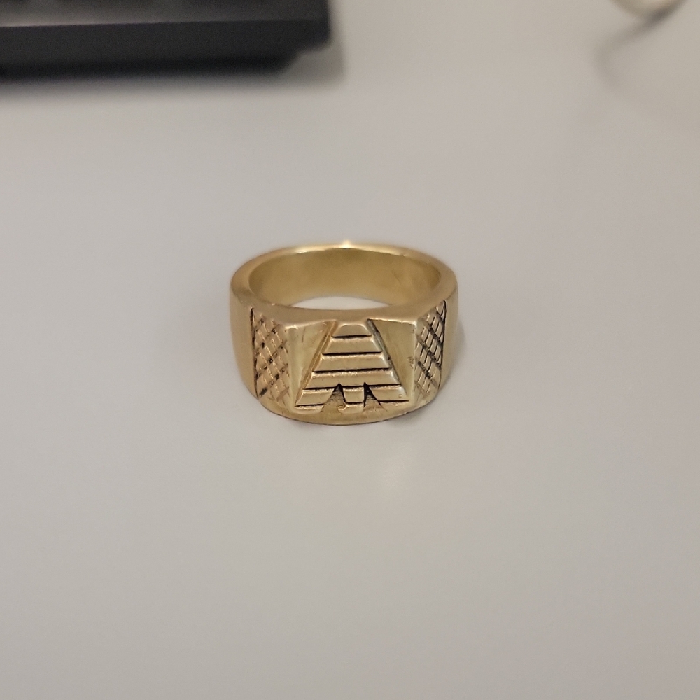 Elegant Men's Gold Band with Geometric Design
